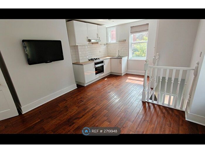 3 Bedroom Flat To Rent In Brading Road, London, SW2