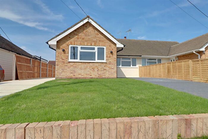 2 Bedroom Semi-Detached Bungalow For Sale In Hengist Gardens, Wickford, SS11