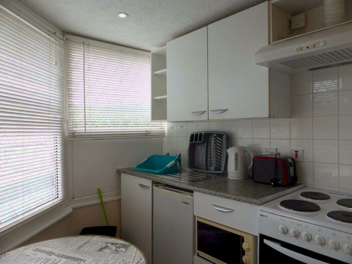 Studio To Rent In Boundary Road-, P10