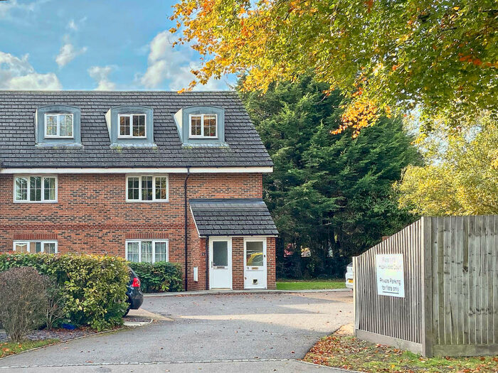 2 Bedroom Maisonette To Rent In Hazelwood Court, Farnborough, GU14