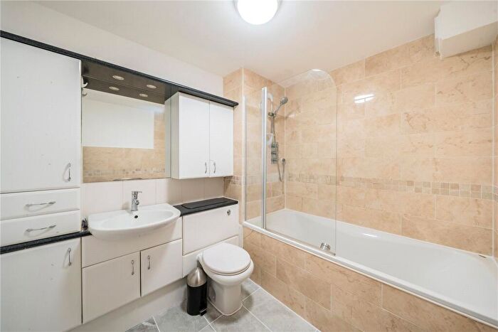 1 Bedroom Apartment For Sale In Falcon Way, London, E14