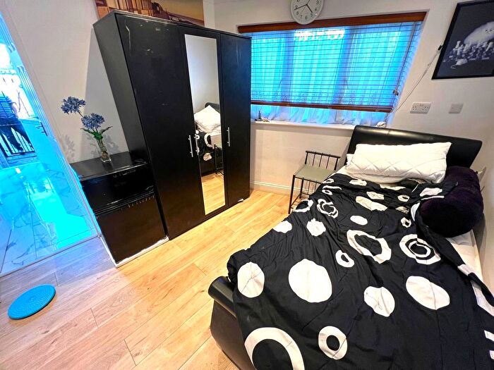 Studio To Rent In Birch Close, Romford, RM7