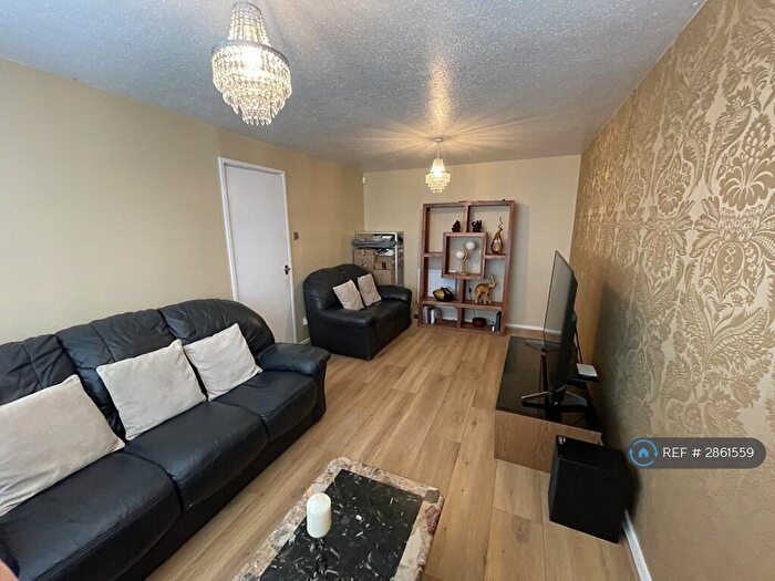 2 Bedroom Flat To Rent In Summer Court, Hemel Hempstead, HP2