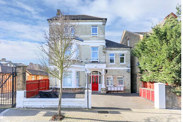 3 Bedroom Flat To Rent In London, SW12