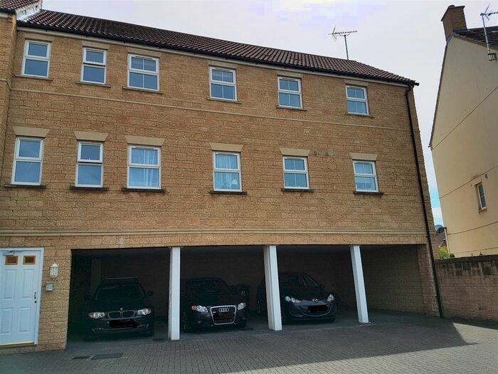 2 Bedroom Flat To Rent In Grouse Road, Calne, SN11