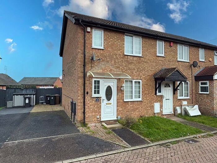 2 Bedroom End Of Terrace House For Sale In Rodeheath, Luton, LU4