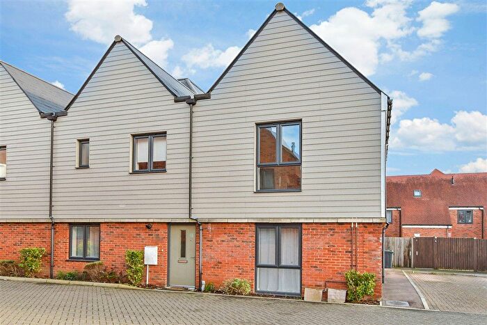 1 Bedroom Maisonette For Sale In Dakota Drive, Chatham, Kent, ME4