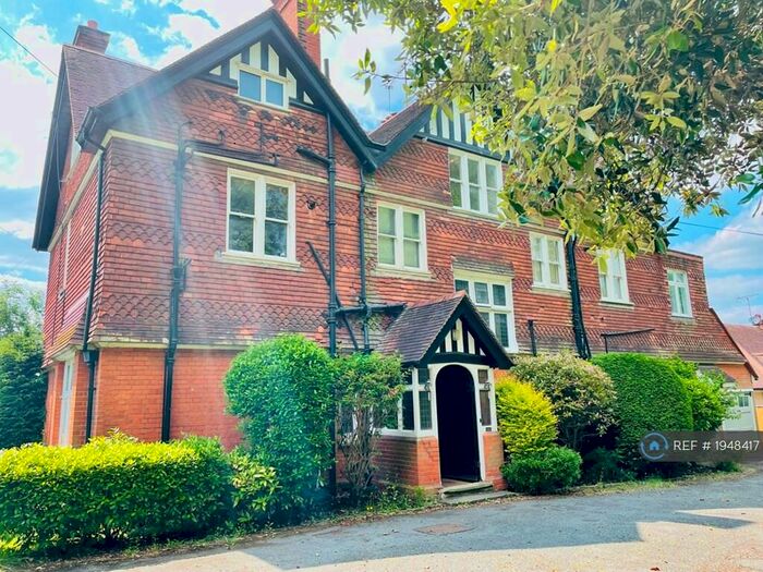 2 Bedroom Flat To Rent In Grafton Close, Worcester Park, KT4