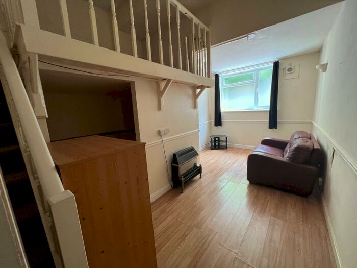 1 Bedroom Flat To Rent In Church Street, Gornal Wood, Dudley, West Midlands, DY3