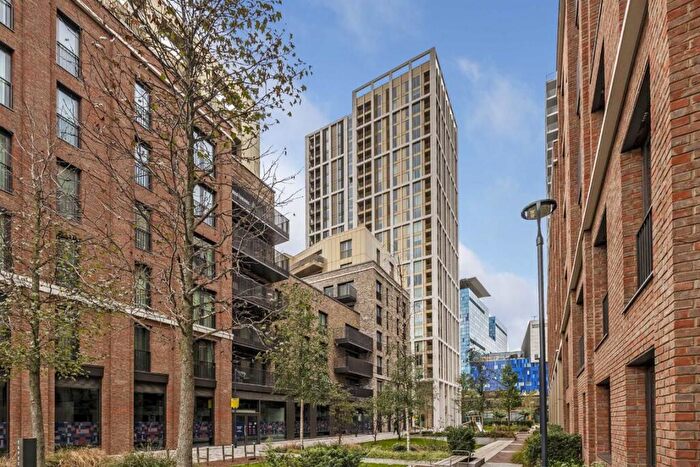 2 Bedroom Flat To Rent In Cendal Crescent, Whitechapel, E1