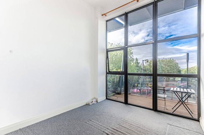 2 Bedroom Flat To Rent In Streamline Mews, East Dulwich, London, SE22