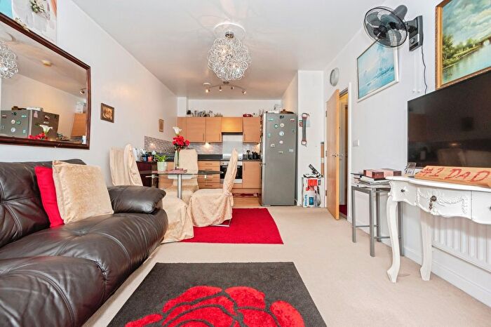 2 Bedroom Flat For Sale In Clovelly Place, Greenhithe, Kent, DA9