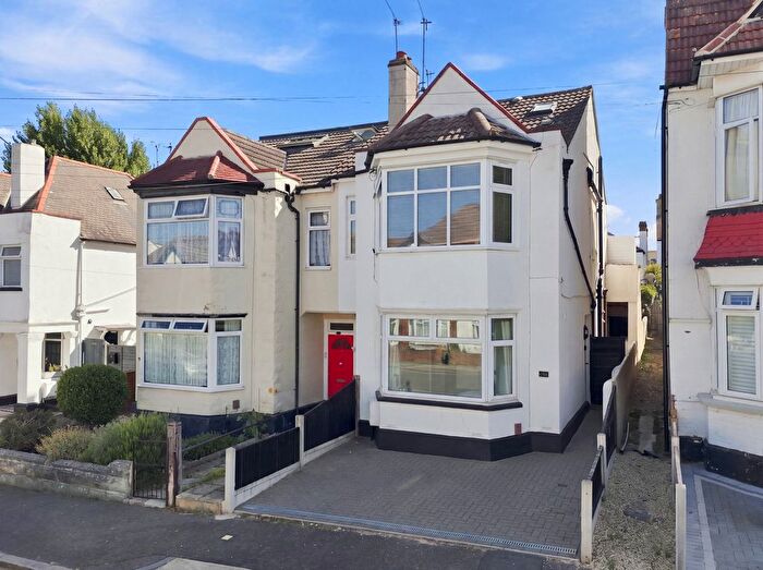 2 Bedroom Flat For Sale In Oakleigh Park Drive, Leigh-On-Sea, SS9