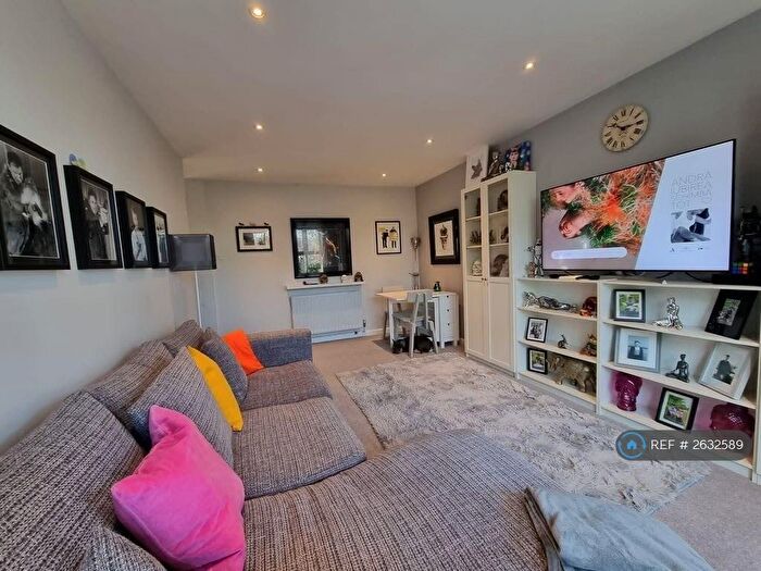 2 Bedroom Flat To Rent In Station Approach, Tadworth, KT20