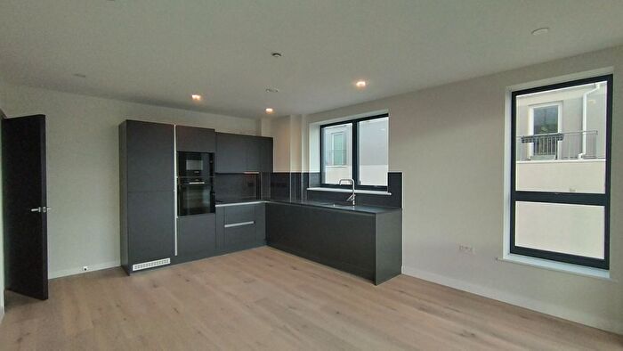 2 Bedroom Flat To Rent In Middle Road, London, W7