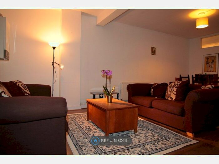 2 Bedroom Flat To Rent In A Windmill Lane, Greenford, UB6