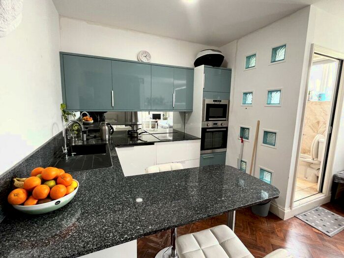 Studio To Rent In Vale Road, London, N4