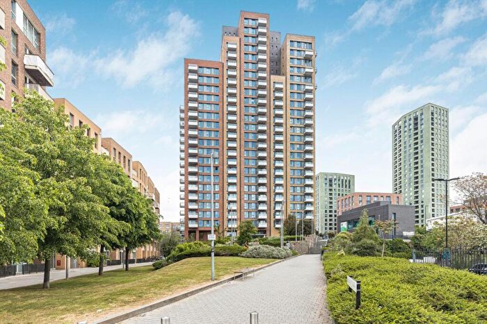 3 Bedroom Flat To Rent In Jefferson Plaza, Bow, E3