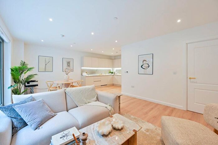 2 Bedroom Flat To Rent In Solomons Passage, Peckham Rye, London, SE15