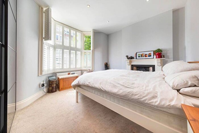 2 Bedroom Flat To Rent In Warriner Gardens, Battersea Park, London, SW11