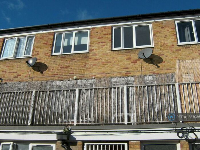 4 Bedroom Maisonette To Rent In Lucey Way, London, SE16