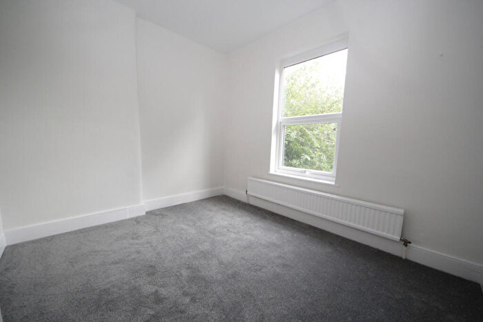 2 Bedroom Flat To Rent In Avondale Road, N13