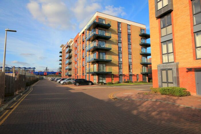2 Bedroom Flat To Rent In Oscar Wilde Road, Reading, RG1