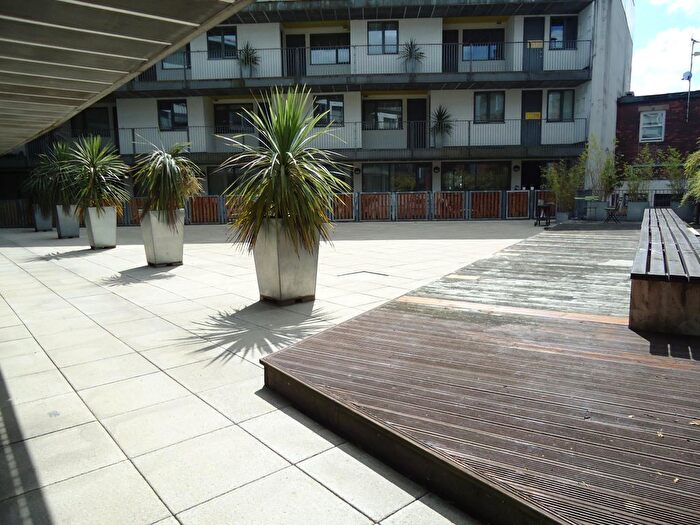 2 Bedroom Flat To Rent In Crown Street, Leeds, LS2
