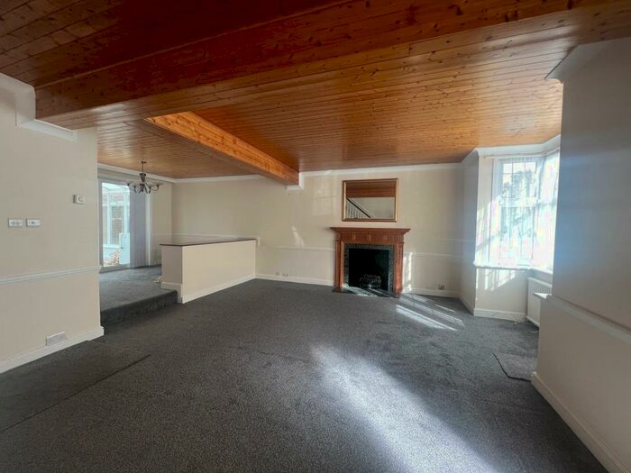 5 Bedroom Detached House To Rent In Upton Road, Slough, SL1