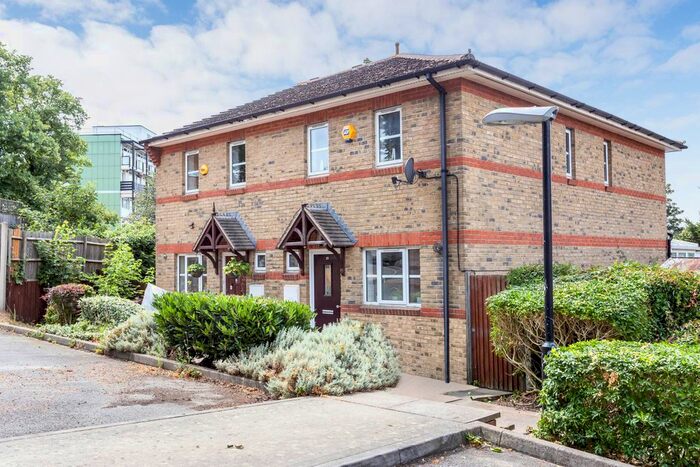 3 Bedroom Semi-Detached House To Rent In Water Mews, London, SE15