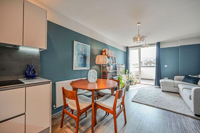 1 Bedroom Flat For Sale In Clarkson Crescent, Walthamstow, E17