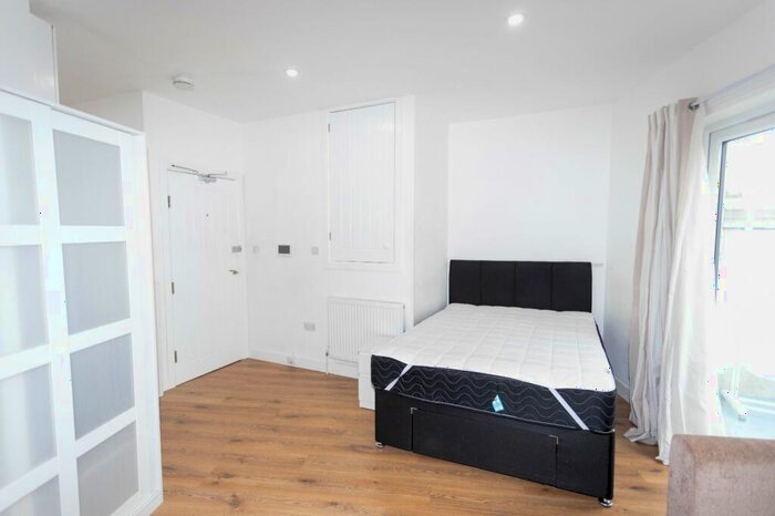 Apartment To Rent In Blue Anchor Lane, Bermondsey, London, SE16