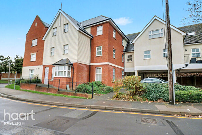 2 Bedroom Flat For Sale In The Approach, Rayleigh, SS6