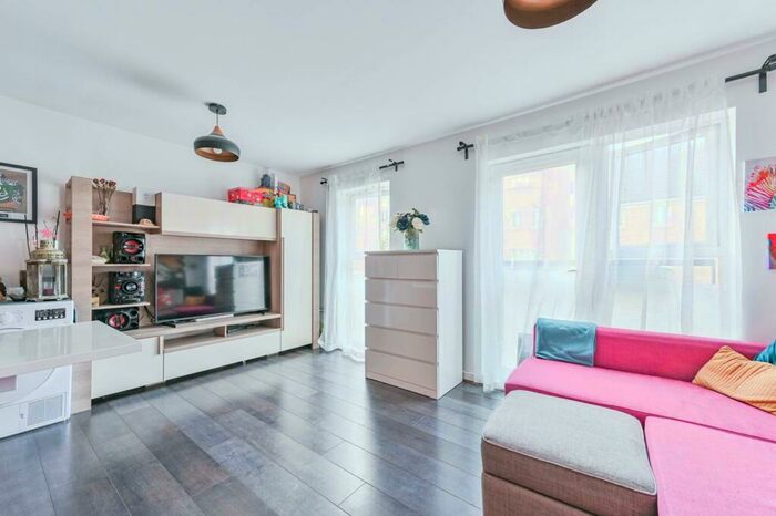 2 Bedroom Flat To Rent In Chandler Way, Peckham, London, SE15