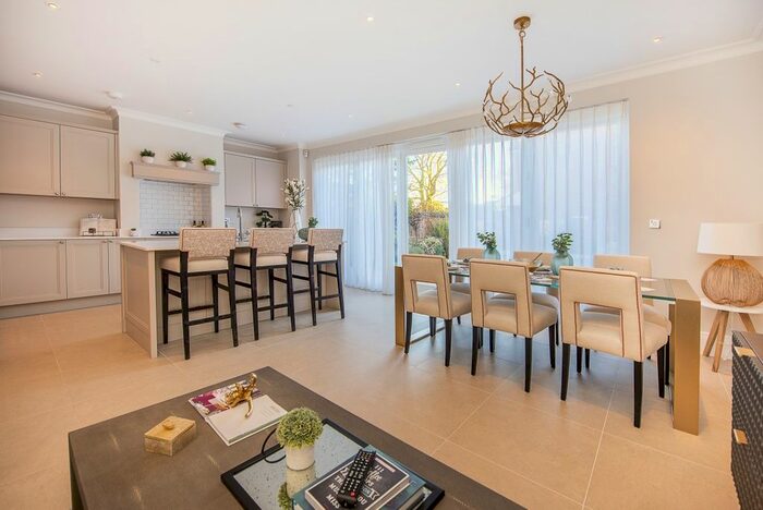 5 Bedroom Semi-Detached House To Rent In Barrons Chase, Richmond TW10