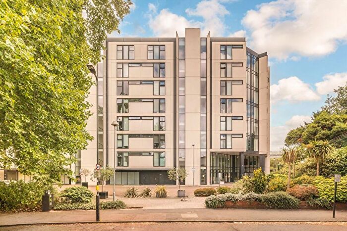 2 Bedroom Flat For Sale In Colonial Drive, Chiswick, W4