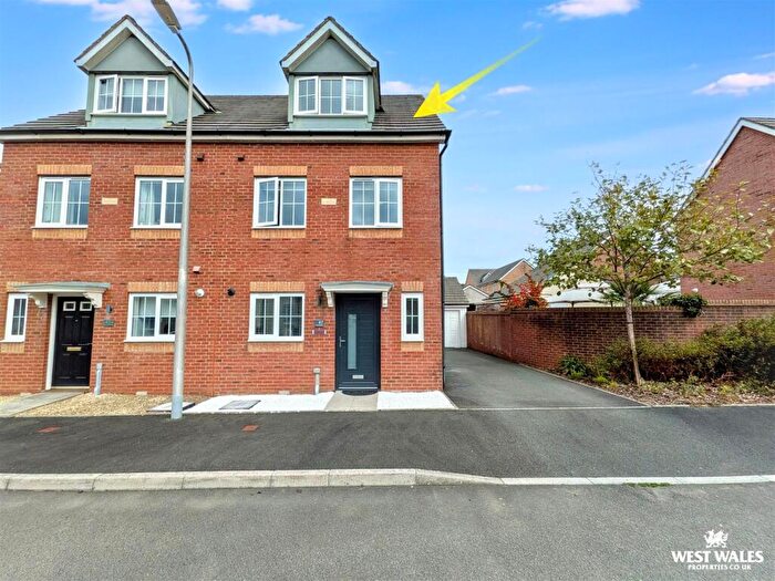 3 Bedroom Town House For Sale In Parc Y Garreg, Kidwelly, SA17