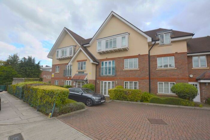 2 Bedroom Flat To Rent In Great North Way, London, NW4