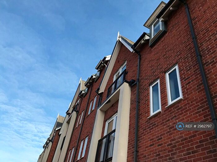 2 Bedroom Flat To Rent In Houseman Crescent, Manchester, M20