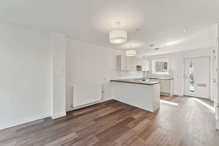 4 Bedroom Town House To Rent In Maltings Wynd, Dundashill, Glasgow, G4