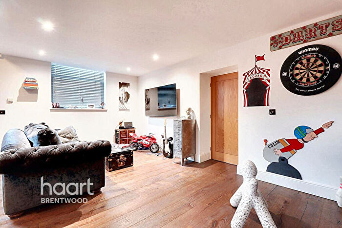 1 Bedroom Flat For Sale In Kensington Way, Brentwood, CM14