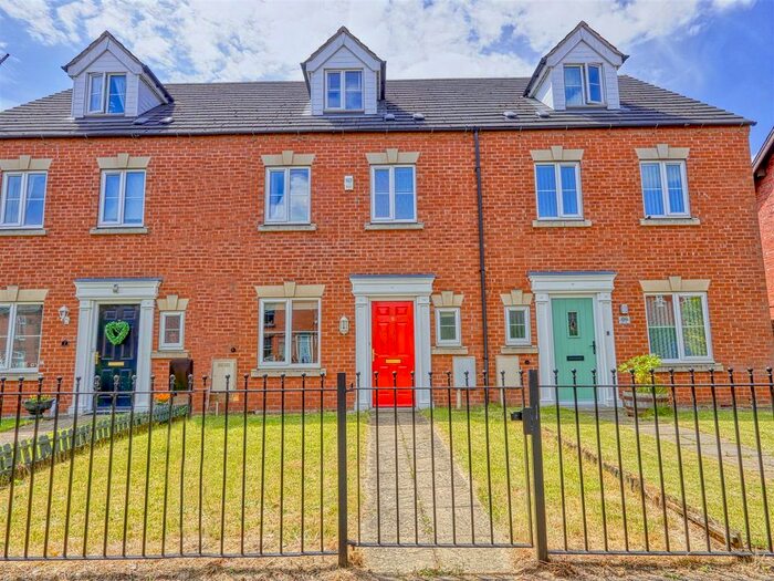 4 Bedroom Town House To Rent In Leicester Gardens, Avenue Road, Chesterfield, Derbyshire, S41