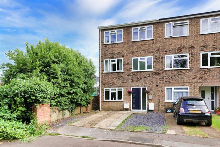 4 Bedroom End Of Terrace House For Sale In Burn Side, Hoddesdon, EN11