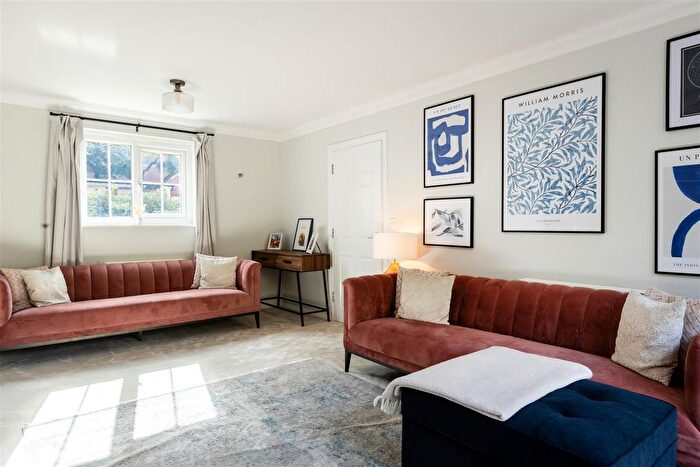 4 Bedroom Detached House For Sale In Buxton Place, Caterham, CR3