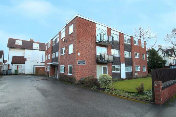 2 Bedroom Flat To Rent In Flat, Brentwood Court, North Parade, Leeds, West Yorkshire, LS16