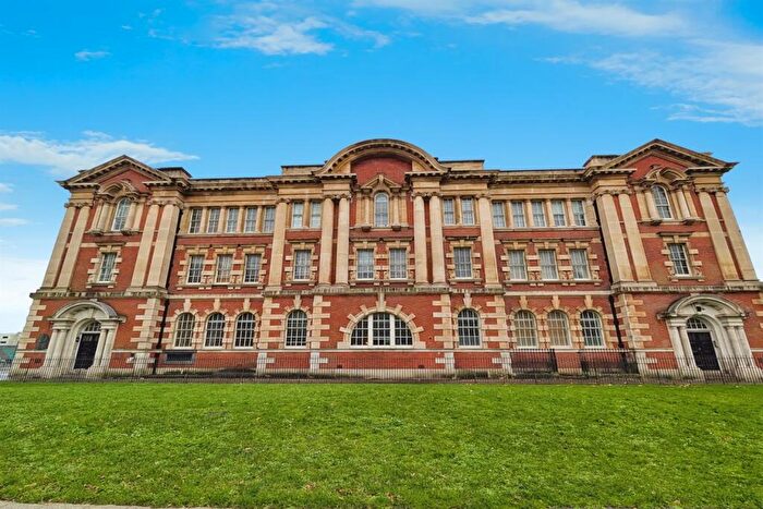 3 Bedroom Flat To Rent In Admiralty House, SO14