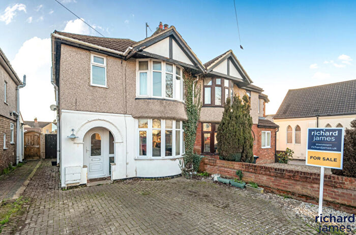 4 Bedroom Semi Detached House For Sale In Whitby Grove, Rodbourne Cheney, Swindon, SN2