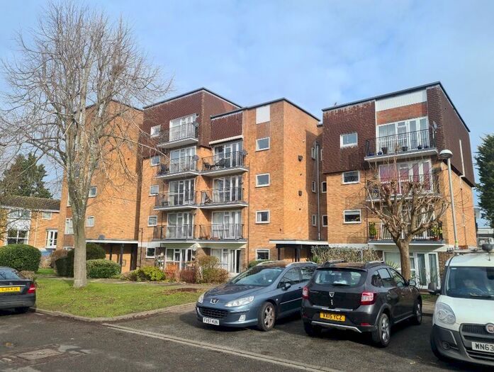 2 Bedroom Apartment To Rent In Staines Square, Dunstable, Bedfordshire, LU6