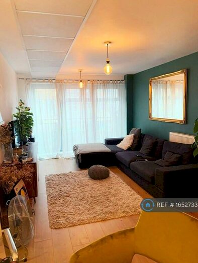 2 Bedroom Flat To Rent In Ira Court, London, SE27