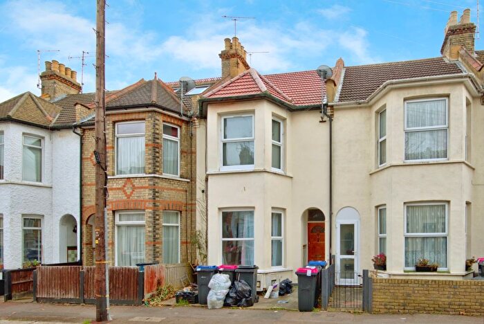 2 Bedroom Flat For Sale In Rayleigh Avenue, Westcliff-On-Sea, Essex, SS0